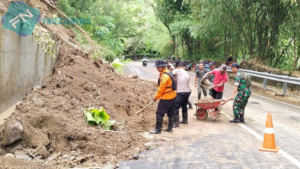 Tebing 25 Meter Longsor Tutup Sebagian Jalan Nasional 