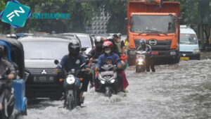 Warga Mengungsi Akibat Banjir di Jakarta Barat dan Jakarta Timur