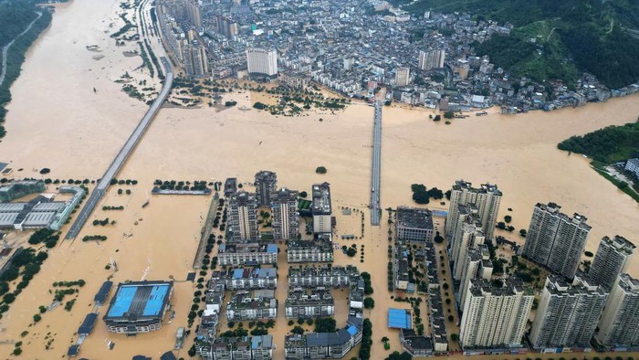 Orang Tewas Akibat Banjir di Guizhou China