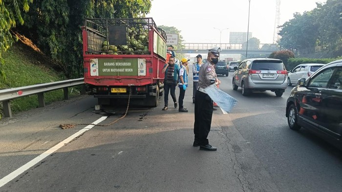 Truk Gas Nempel Truk Tronton di Tol JORR Sempat Terbawa 6 Kilometer