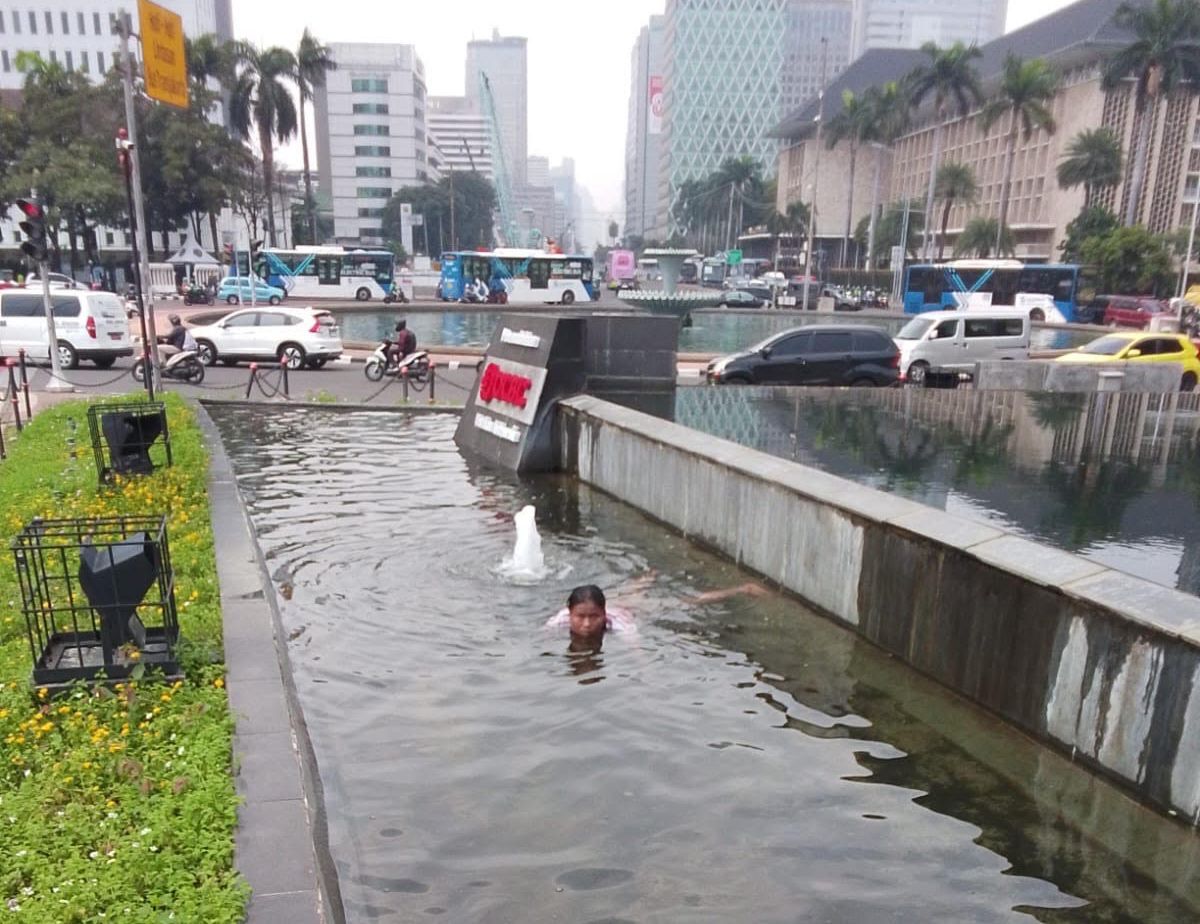Kolam Patung Kuda Geger, Wanita Terekam Renang Tiba-Tiba